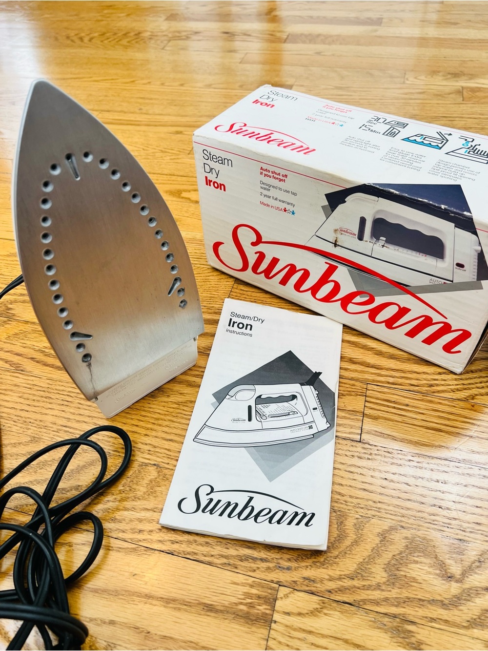 Sunbeam 11511 Steam Iron Auto Shut-Off 1200W Stainless Soleplate White Vintage
